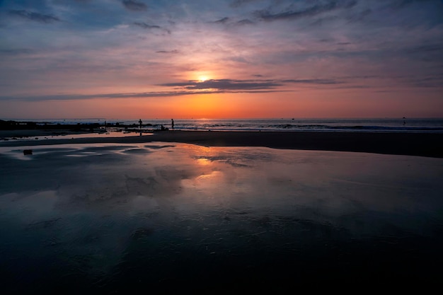 Lever de soleil sur la mer sur la côte du Vietnam...