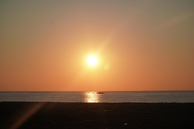 Photo lever de soleil sur la mer avec un voilier à cirali