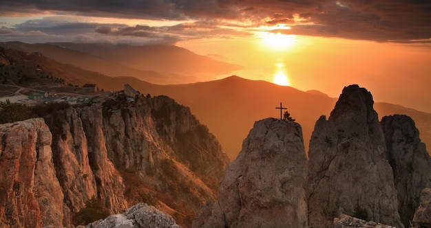 Lever de soleil d'or dans les montagnes