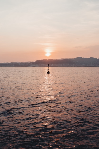 Lever de soleil orange sur la mer