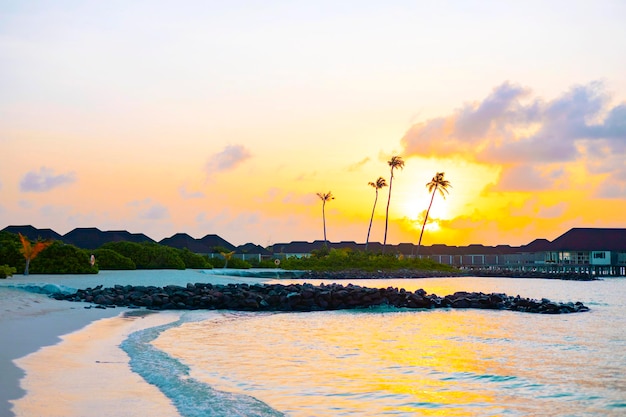 lever de soleil pittoresque sur l'île des Maldives, vue sur les villas sur l'eau au lever du soleil aux Maldives