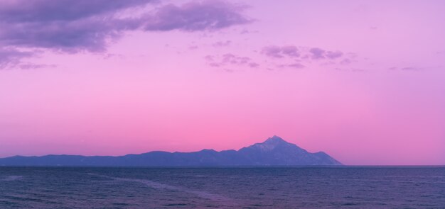 Photo lever de soleil pittoresque à la plage de sarti halkidiki sithonia grèce europegolden lever de soleil sur la montagne