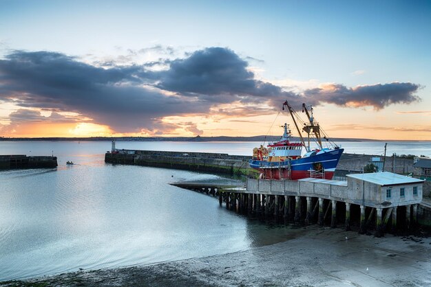 Lever de soleil sur le port de Newlyn