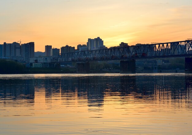 Lever de soleil sur la rivière Ob à Novossibirsk