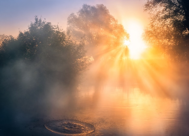 Lever de soleil sur la rivière