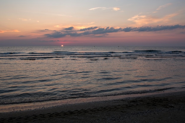 Lever de soleil rose au paysage balnéaire Plage de la mer Adriatique au début de la matinée d'été