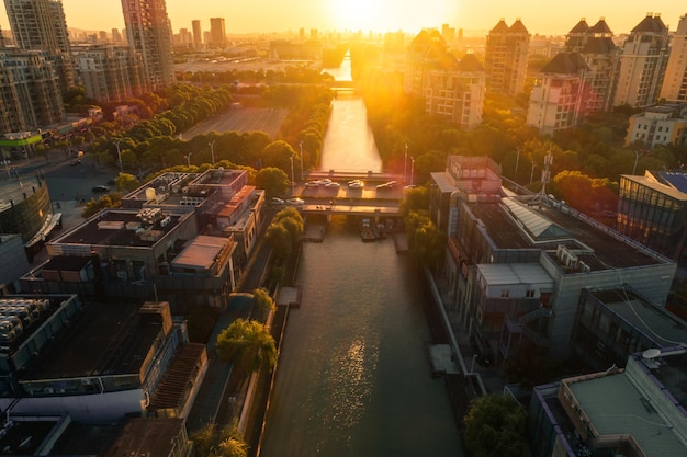 Lever de soleil sur les toits de la ville de Los Angeles