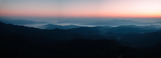 Lever de soleil tôt le matin dans la forêt, paysage du matin