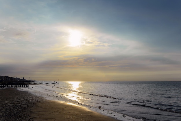 Lever de soleil tôt le matin sur le paysage naturel de la mer