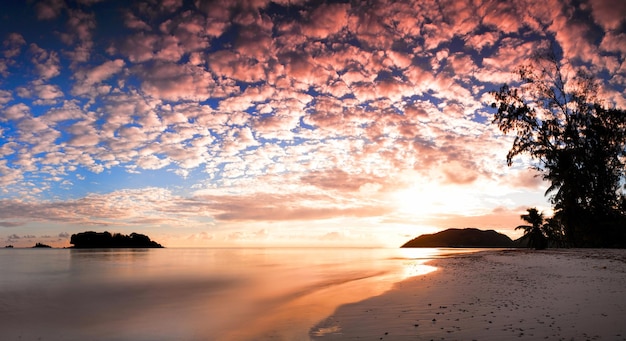 Lever de soleil tropical sur la plage Seychelles