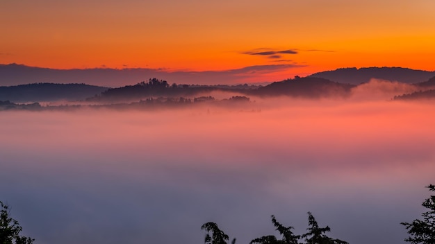 Lever de soleil sur le Val d'Orcia en Toscane