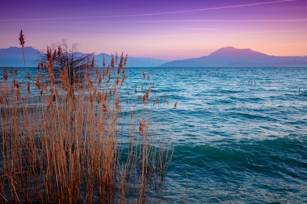 Lever tôt le matin sur le lac de Garde Lac de Garde Lago di Garda Italie Europe