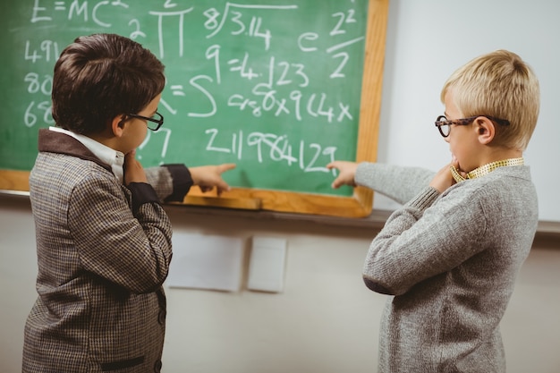 Élèves déguisés en enseignants discutant dans une salle de classe