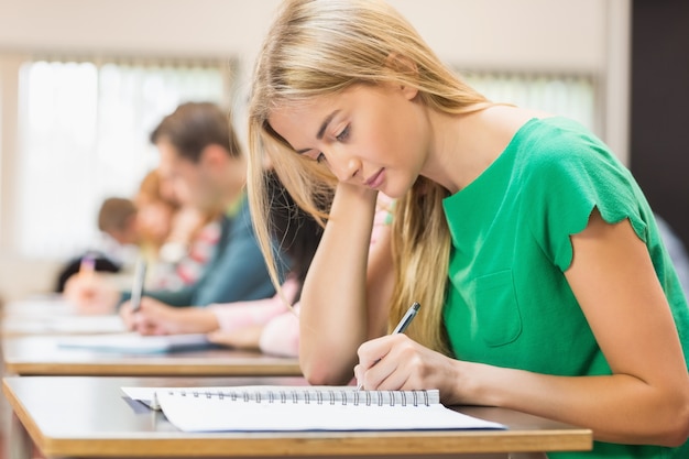 Élèves écrivant des notes en salle de classe