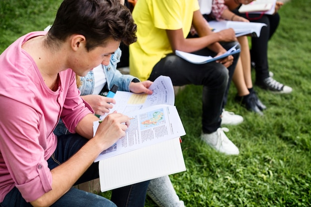 Élèves faisant leurs devoirs dans le parc