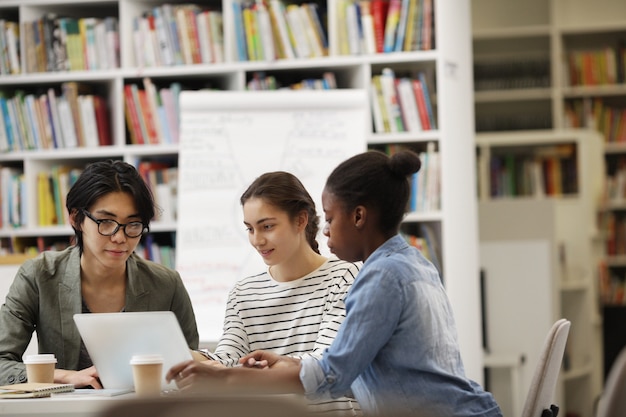 Élèves faisant leurs devoirs