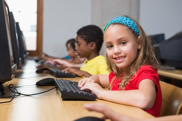 Élèves mignons en cours d&#39;informatique