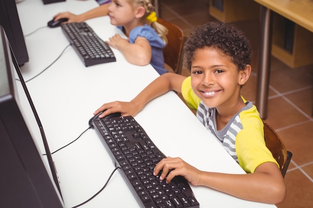 Élèves mignons en cours d&#39;informatique