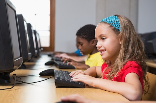 Élèves mignons en cours d&#39;informatique