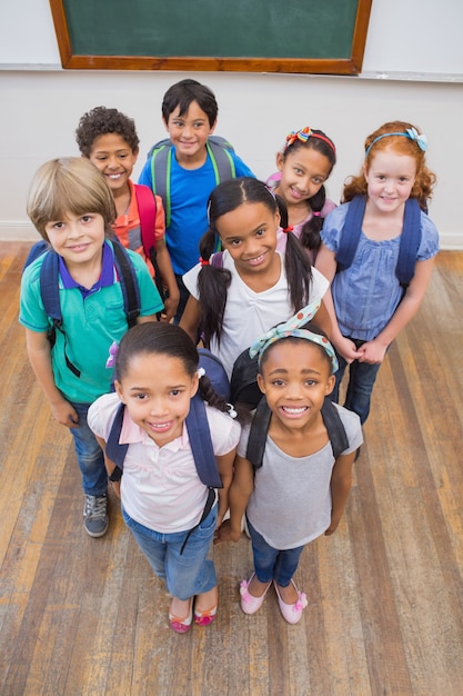 Élèves souriants dans la classe