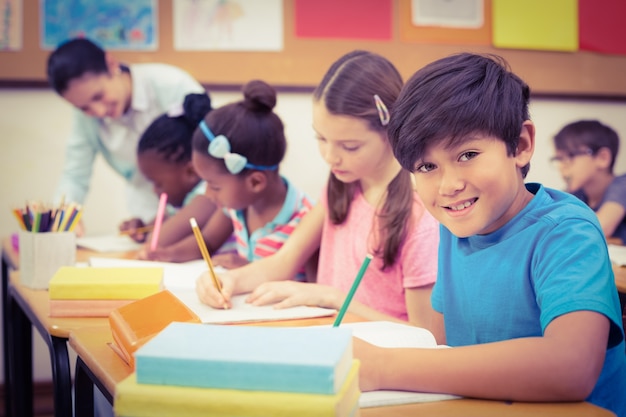 Élèves travaillant à leur bureau en classe