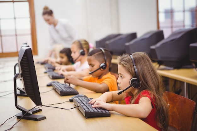 Élèves utilisant des ordinateurs dans la salle de classe