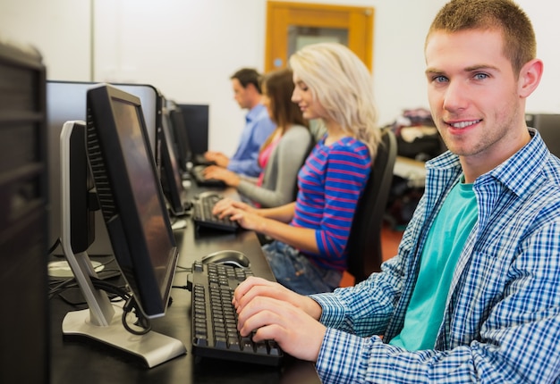 Élèves utilisant des ordinateurs dans la salle informatique