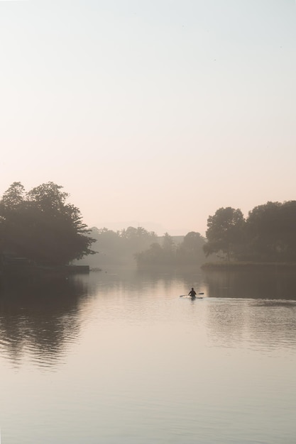 Levez-vous le matin et prenez une belle scène avec un bateau.