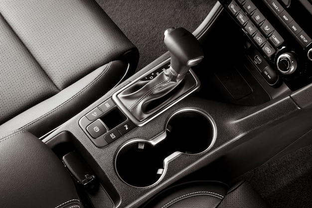 Photo levier de vitesses automatique à l'intérieur d'une nouvelle voiture, vue de dessus