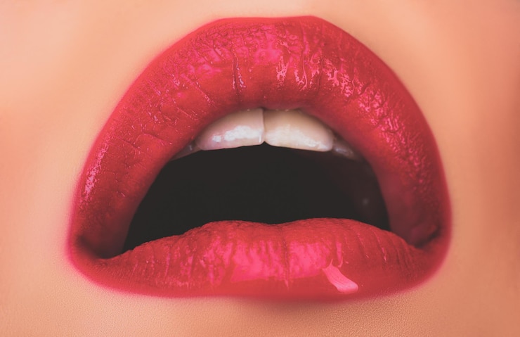 Photo lèvre sexy, bouche sensuelle féminine ouverte. lèvres avec rouge à lèvres.