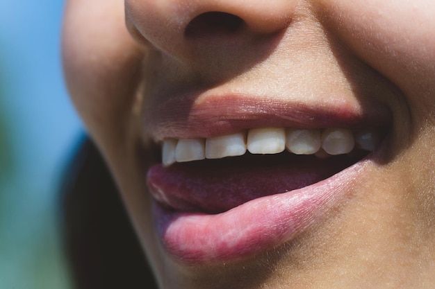 Lèvres de belle jeune femme avec le maquillage de rouge à lèvres sur la bouche