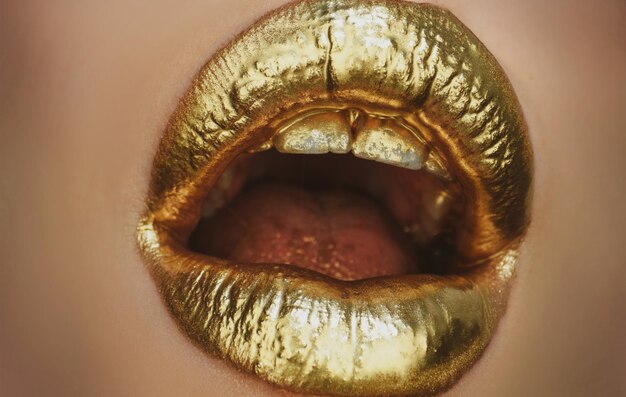 Lèvres dorées brillant à lèvres doré sur les lèvres sexy métallique bouche ouverte beauté femme maquillage bouchent