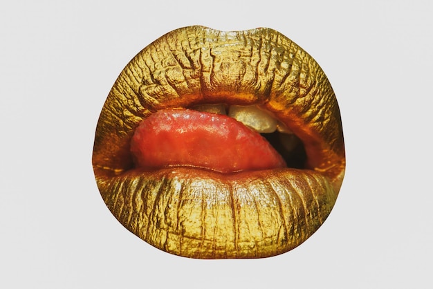 Lèvres dorées peinture dorée de la bouche lèvres dorées sur la bouche de la femme avec un maquillage sensuel et créatif desi