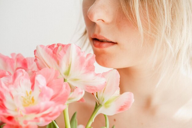 Lèvres d'une femme avec des fleurs