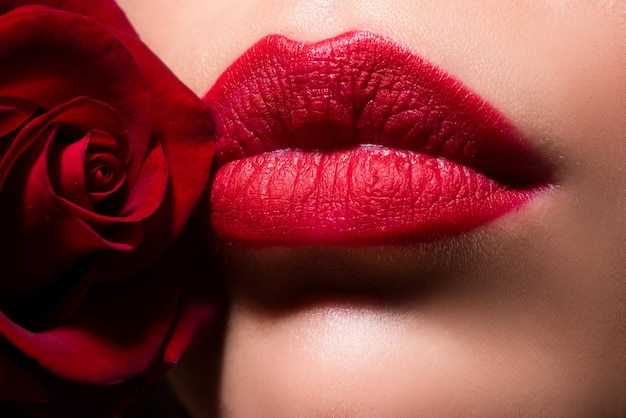 Lèvres de femme avec rouge à lèvres et geste de baiser belles lèvres de femme avec rose