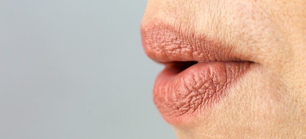 Les lèvres des femmes sont étirées en tube comme un canard.