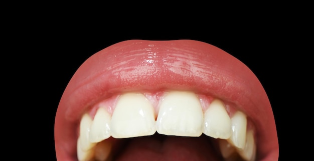 Lèvres macro gros plan bouche sensuelle de la femme soins dentaires dents saines et sourire dents blanches dans la bouche gros plan de sourire avec des dents blanches saines bouche ouverte