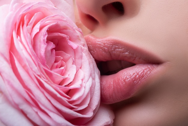 Photo lèvres avec rouge à lèvres fille gros plan bouches ouvertes lèvres de beauté naturelle belle femme lèvres avec rose