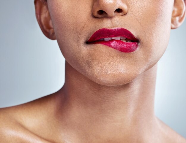 Les lèvres et le rouge à lèvres pour la beauté naturelle et les cosmétiques la peau et le gros plan isolés sur le fond du studio modèle sensuel et maquillage avec soin de la peau brillant et dermatologie morsure et ludique pour le plaisir