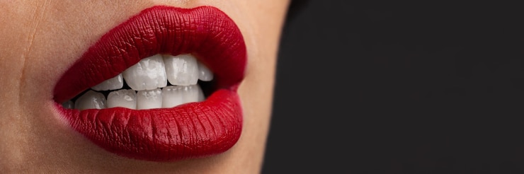 Photo lèvres rouges sexy de gros plan de jeune femme. maquillage des lèvres rouges.