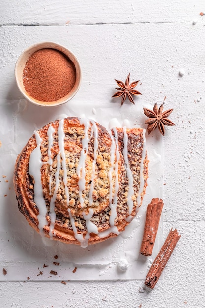 Levure à la cannelle maison et chaude comme dessert suédois