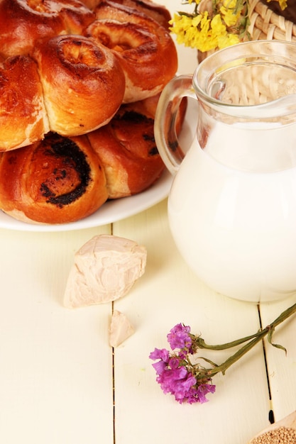 Levure sèche avec pâtisserie sur table en bois libre