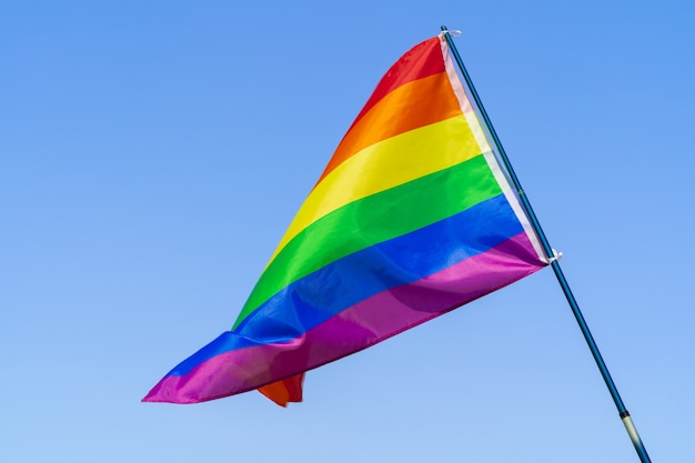 LGBT agitant un drapeau dans le ciel sur mât