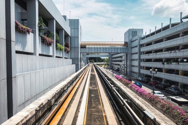 Liaison aéroportuaire par métro aérien électrique pour l'arrivée des passagers à l'aéroport suivant avec passage à l'extérieur et parking