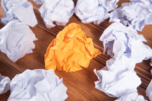 Photo des liasses de papiers sur le bureau. idées de concept