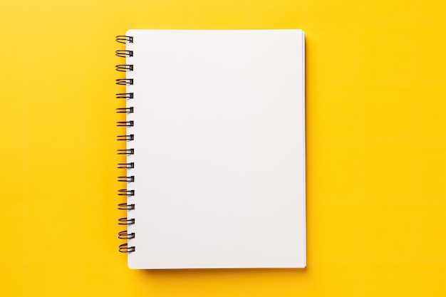 Libérer le potentiel créatif Un bloc-notes à fond jaune qui inspire la productivité