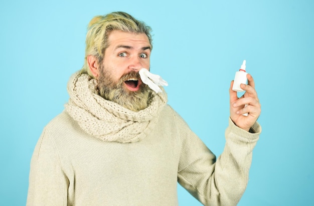 Libérez votre nez bouché pas de dépendance aux coronavirus médicaux de chine hipster heureux présentant le meilleur remède Gouttes nasales concept de pandémie de bouteille en plastique homme traiter le nez qui coule avec un spray nasal