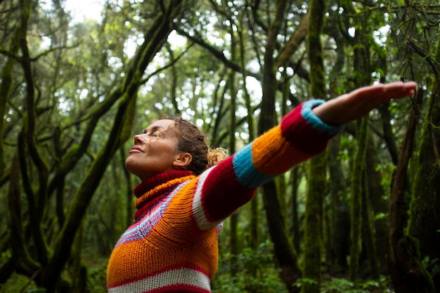 Liberté et bonheur mode de vie et moment Debout, jeune femme d'âge moyen, bras ouverts et sourire Succès de la vie et sentiment de la nature Amoureux de la nature en plein air Protéger les bois et l'avenir durable