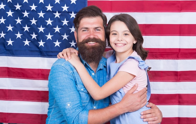 Liberté droit fondamental L'indépendance est le bonheur Fête de l'indépendance Comment les américains célèbrent-ils le jour de l'indépendance Père hipster barbu américain et jolie petite fille avec le drapeau américain