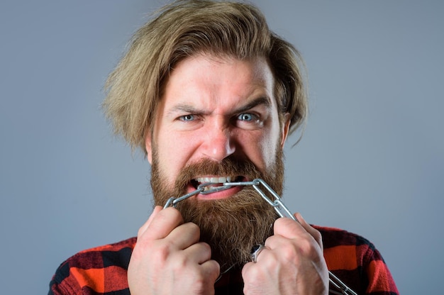 Liberté d'expression homme avec concept de liberté de chaîne en métal homme barbu avec des problèmes de personnes esclaves en chaîne